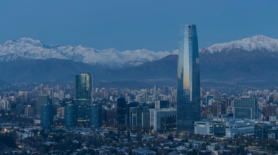 Skyline del distrito financiero de Santiago con la cordillera de fondo